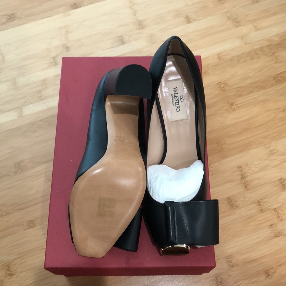 Valentino Garavani Black Pump - Picture 4 of 7